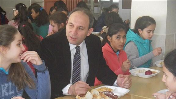 İlçe Milli Eğitim Müdürümüz Süleyman ŞAHİN taşımalı öğrencilerimizle öğle yemeğinde bir araya geldi.    