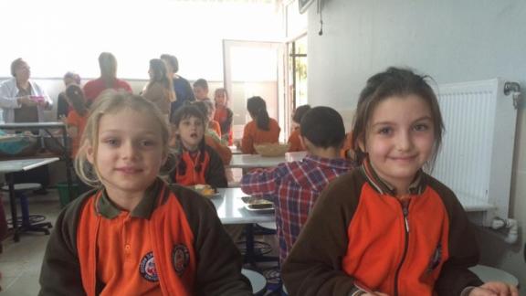 İlçe Milli Eğitim Müdürümüz Atatürk İlkokulunda öğle yemeğinde öğrencilerle buluştu...