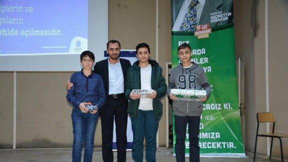 Sinop İl geneli Ortaokullar arasında yapılan Siyer-i Nebi Bilgi Yarışmasında 8.sınıf öğrencimiz İsmail Mikdat Özkan  Sinop İl 2. si oldu..