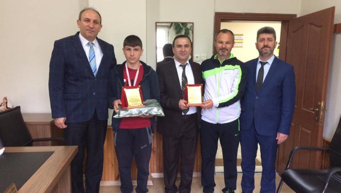 Türkiye Şampiyonumuz MERT CAN Milli Eğitim Müdürümüz tarafından ödüllendirildi...