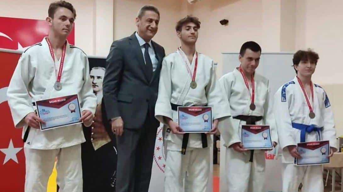 Sinop İli Okul Sporları Liseli Gençler Judo Müsabakalarında Takımımız İl Birincisi oldu.